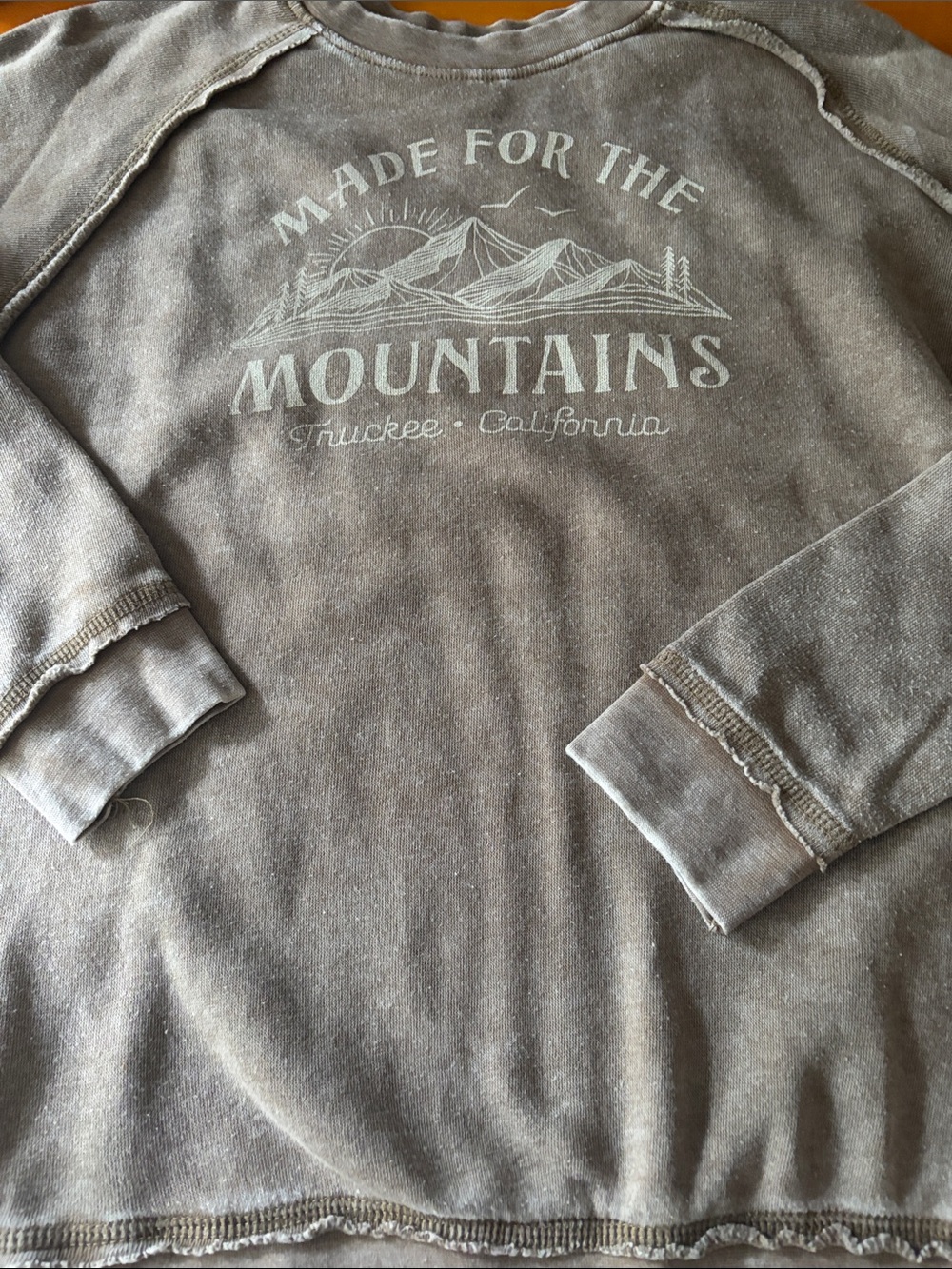 Vintage-Inspired Gray 'Made for the Mountains' Graphic Crewneck Sweatshirt